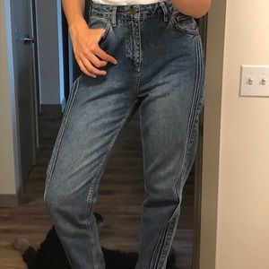 BDG Mom Pintucked Jean. Medium Wash. Size 28.